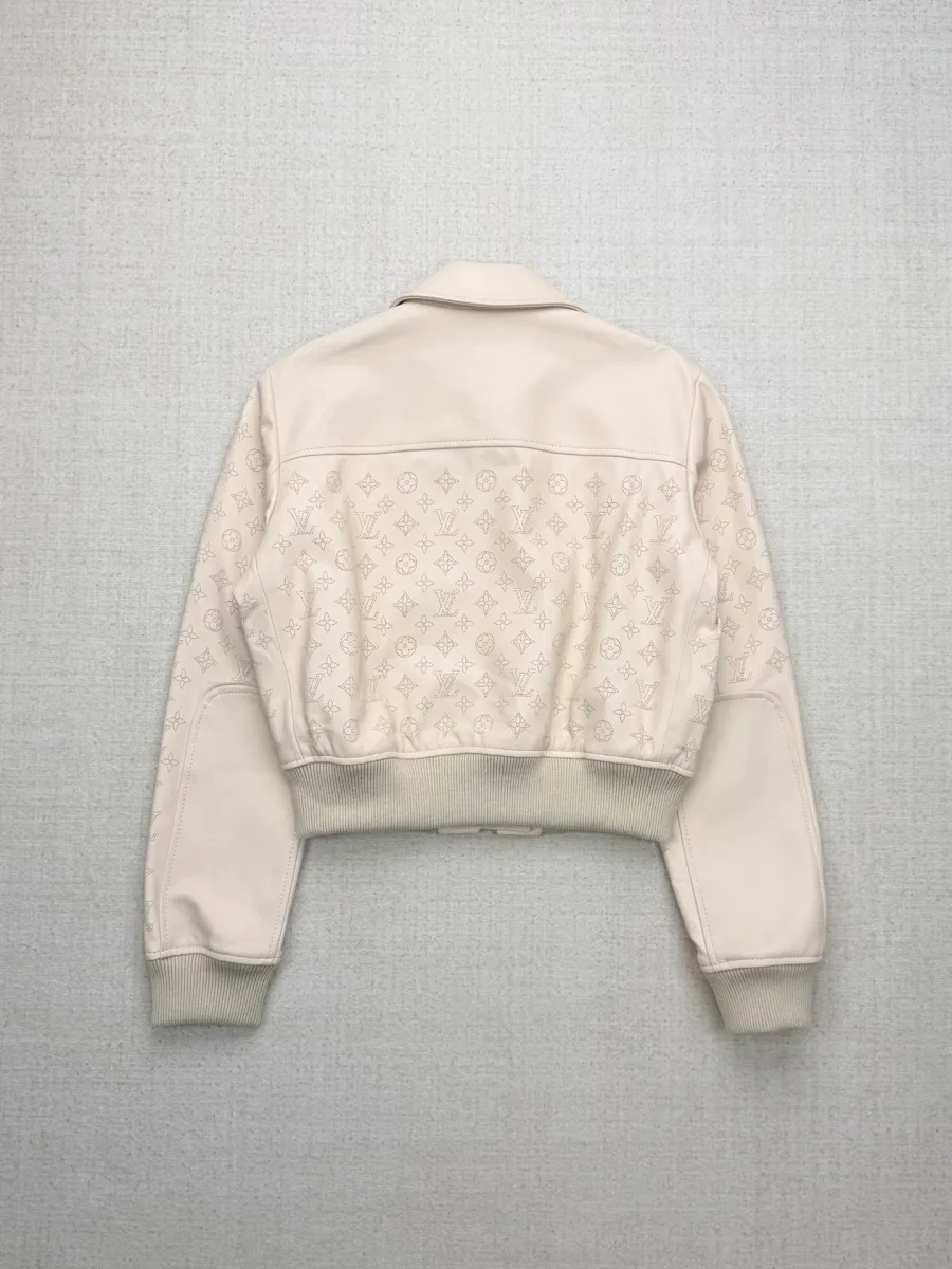 Бежевая кожаная куртка-бомбер с узором Monogram, вид со спины