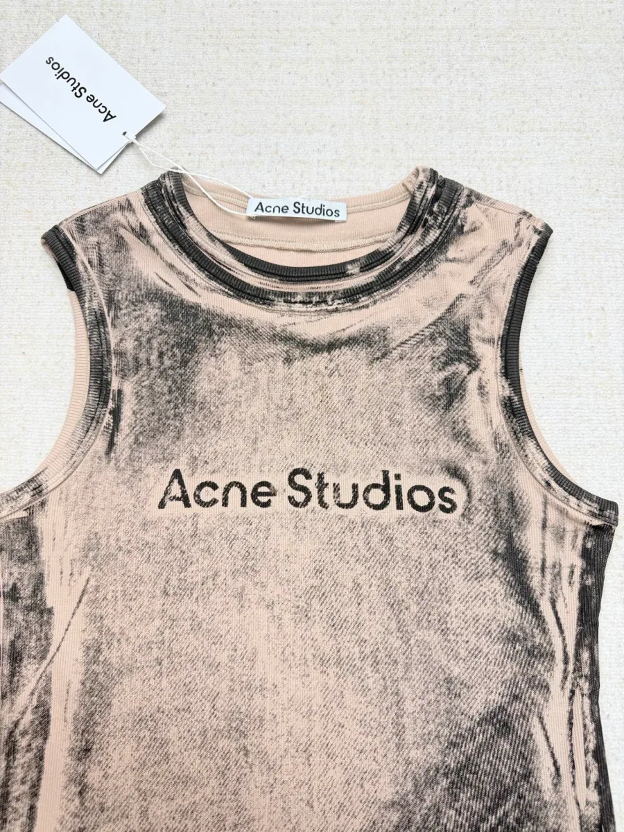 Верхняя часть изделия с контрастной надписью Acne Studios на груди