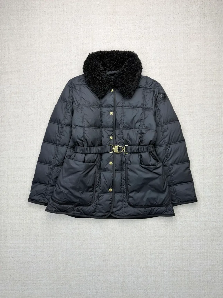 Moncler Чёрный стёганый пуховик с меховым воротником и поясом