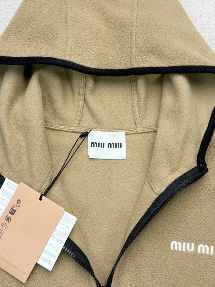 Горловина с капюшоном и тканевой биркой Miu Miu крупным планом