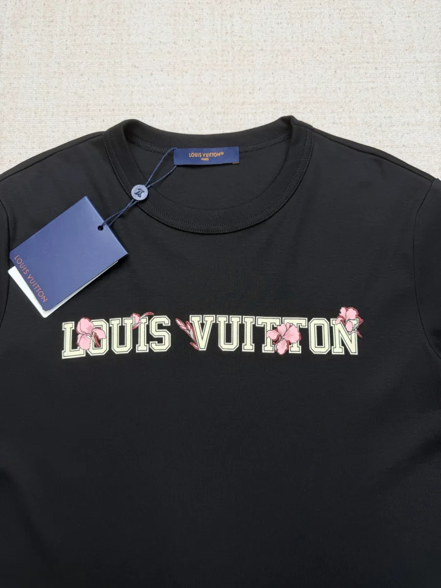 Крупный план принта Louis Vuitton с розовыми цветками сакуры на груди