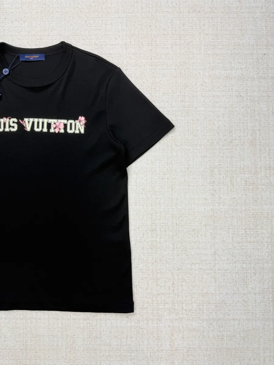 Чёрная футболка с принтом Louis Vuitton, вид сбоку