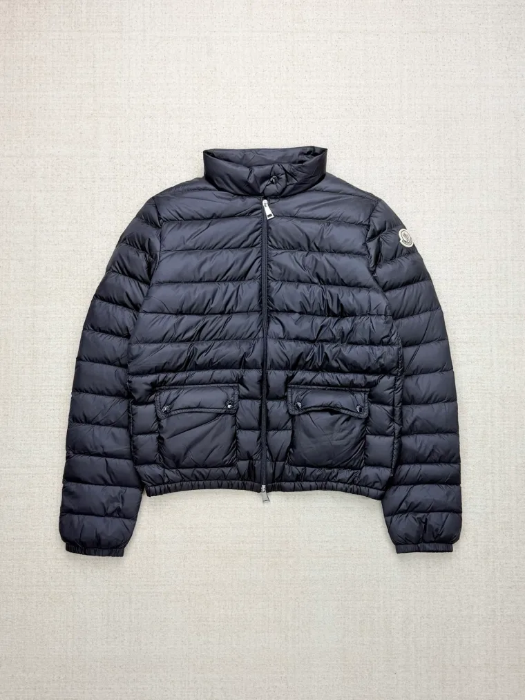 Moncler Тёмно-синий ультралёгкий пуховик с воротником-стойкой