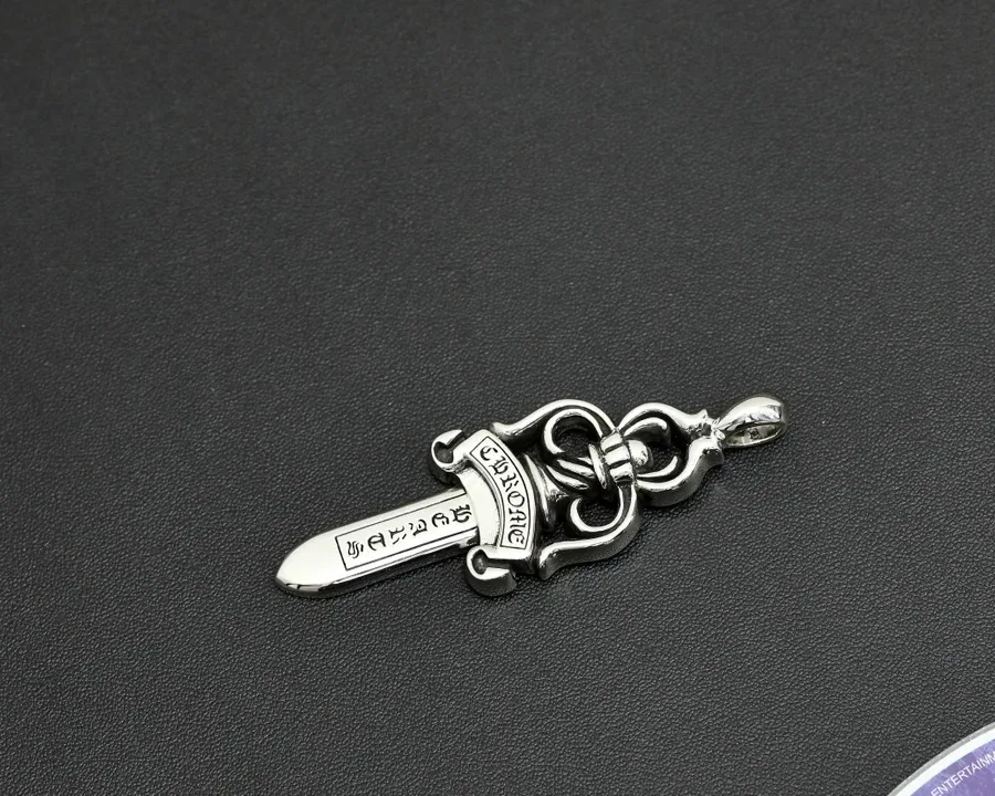 Серебристая подвеска Dagger в форме меча, ракурс под углом
