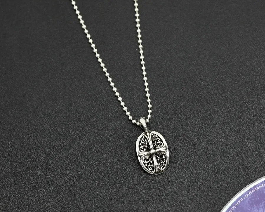 Серебристая овальная подвеска Chrome Hearts крест