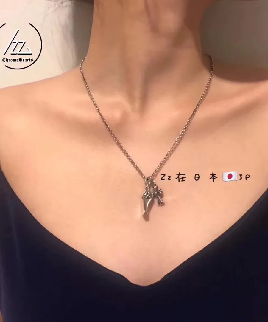 Серебряный крест с четкой гравировкой бренда