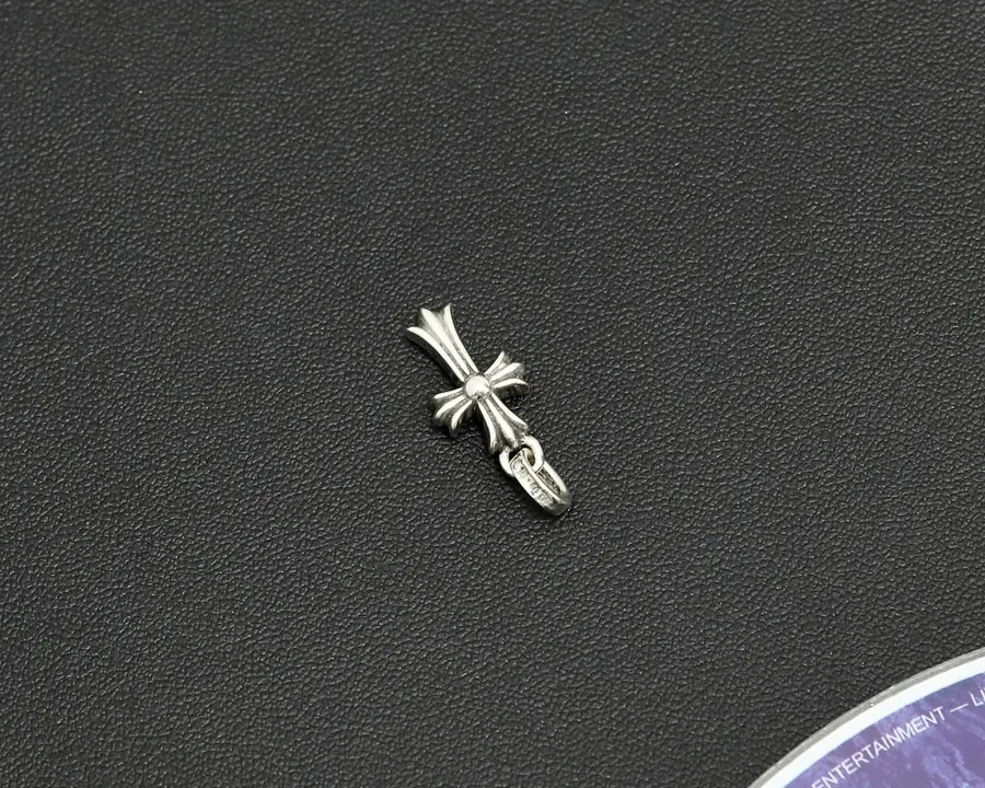 Вид сбоку подвески крест Chrome Hearts