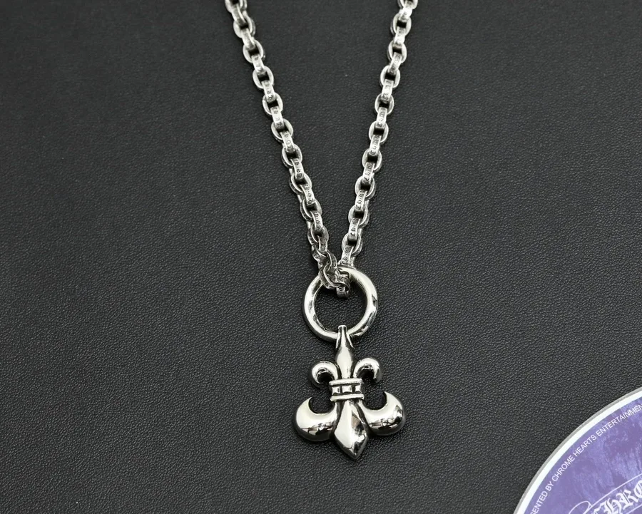 Подвеска Chrome Hearts BS Fleur из серебра на цепочке, вид спереди