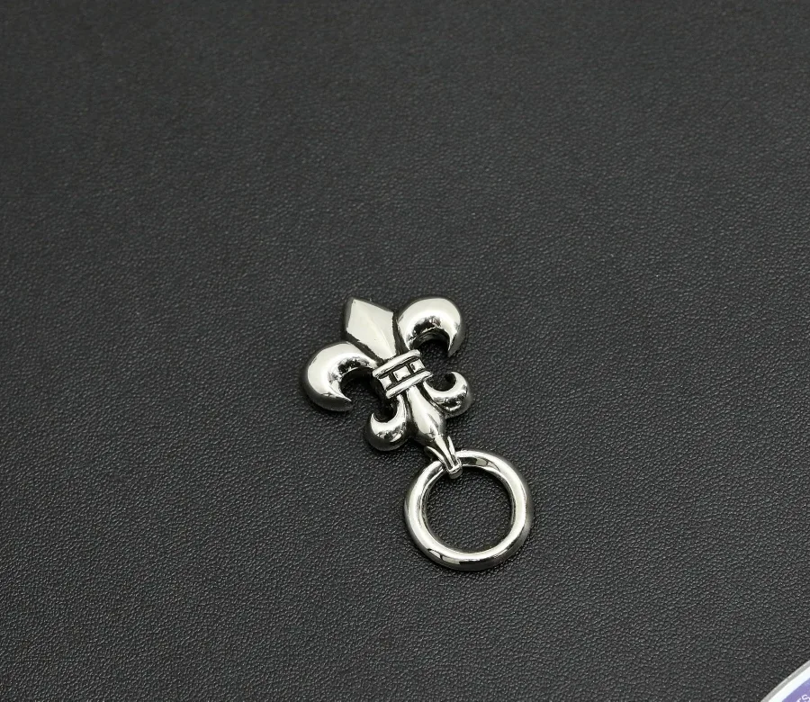 Подвеска Chrome Hearts с кольцом, перевернутый ракурс на темном фоне