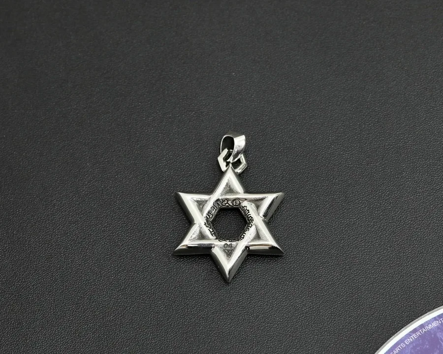 Вид спереди на подвеску Chrome Hearts