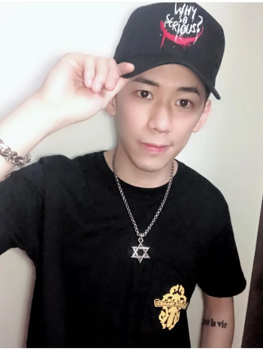 Гравировка бренда на луче подвески Chrome Hearts