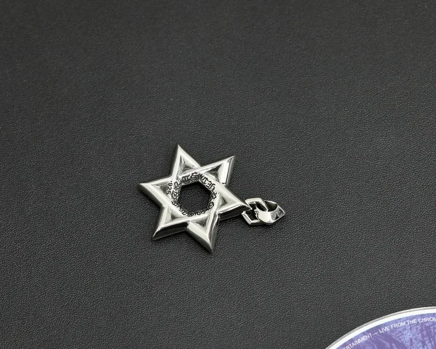Вид сзади на подвеску Chrome Hearts