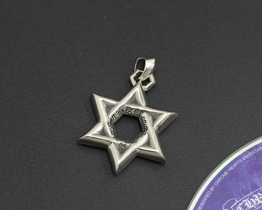 Текстура серебра на подвеске Chrome Hearts