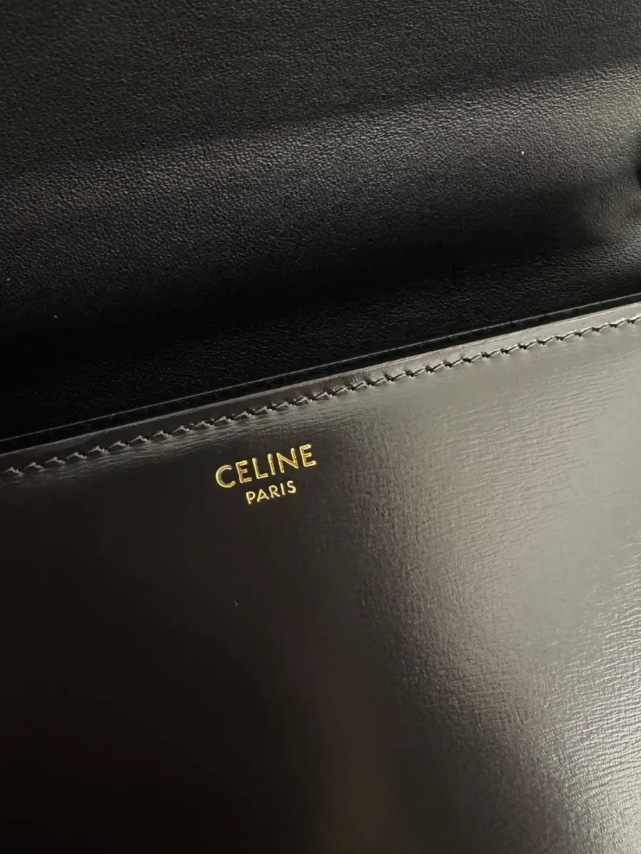 Тиснение золотистого цвета Celine Paris под клапаном сумки
