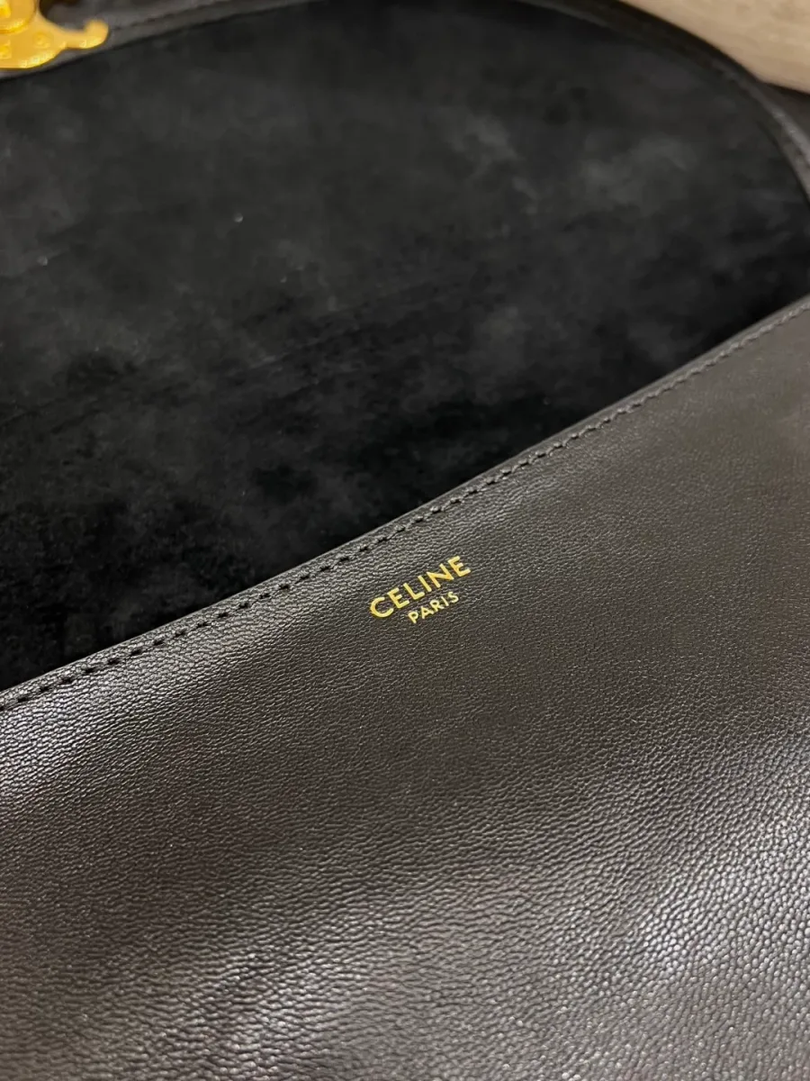 Золотистое тиснение с логотипом Celine Paris на коже под клапаном