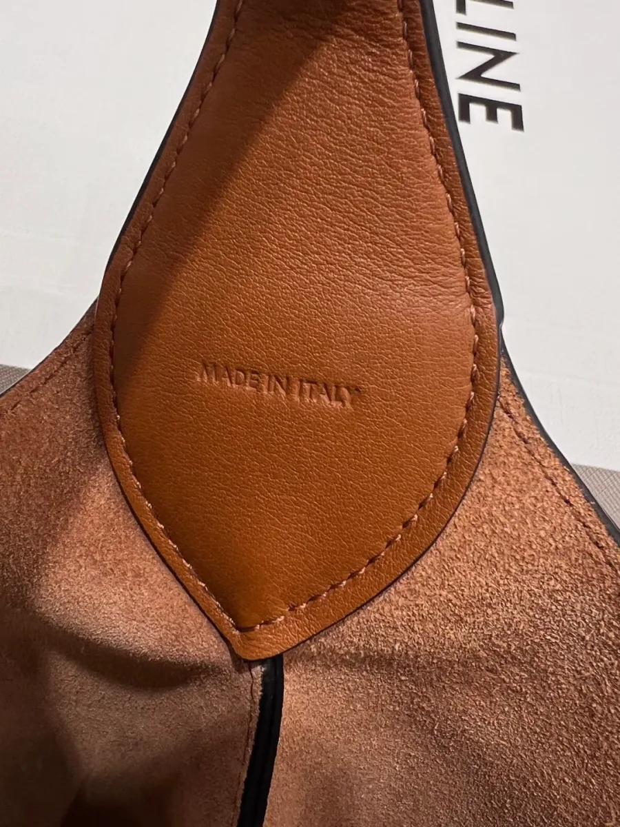 Внутренняя кожаная нашивка с тиснением Made in Italy на фоне мягкой отделки