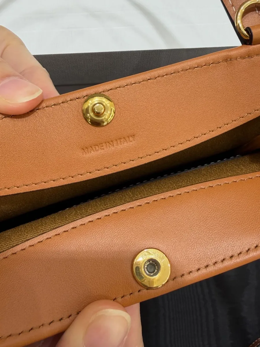 Застежка-кнопка с гравировкой Made in Italy крупным планом