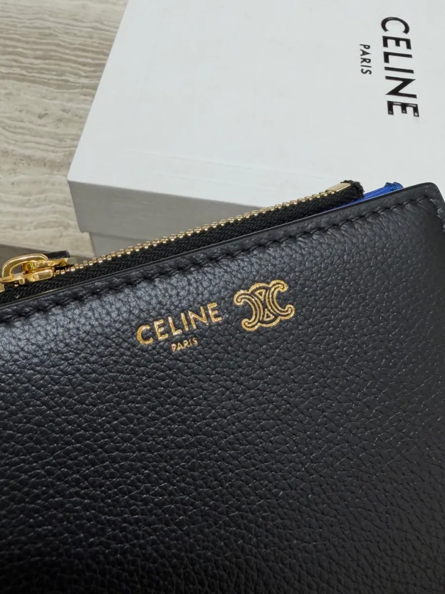 Крупный план золотистого тиснения логотипа Celine и символа Triomphe
