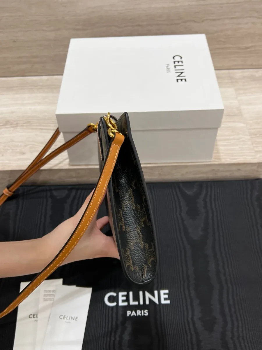Сумка Celine Triomphe сбоку, демонстрация тонкого профиля и плечевого ремня