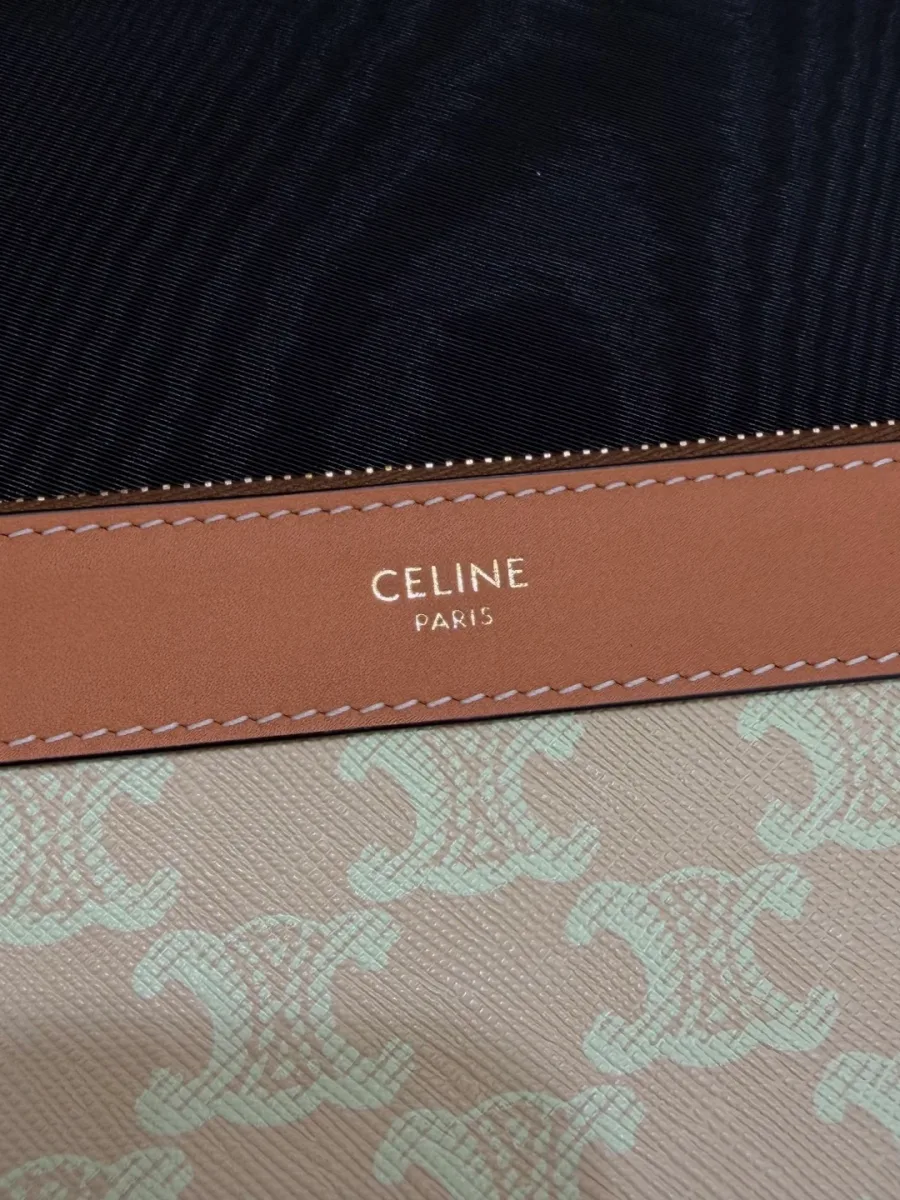 Верхняя часть съёмного кошелька с тиснёным логотипом Celine Paris золотистого цвета