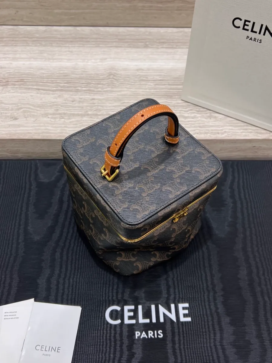 Сумка-бокс Triomphe Frame, вид сверху на кожаную ручку