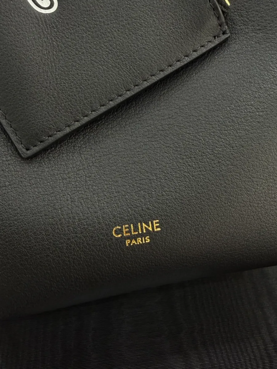 Золотистый логотип Celine Paris на лицевой стороне сумки