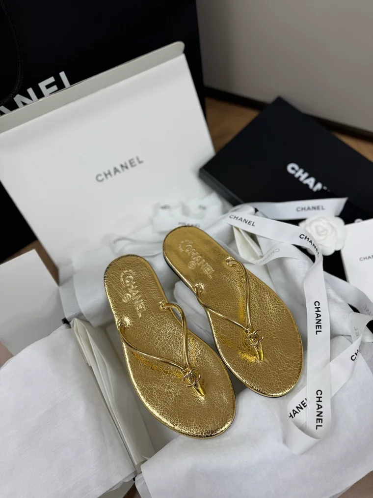 Chanel Золотистые кожаные шлепанцы-вьетнамки с логотипом CC