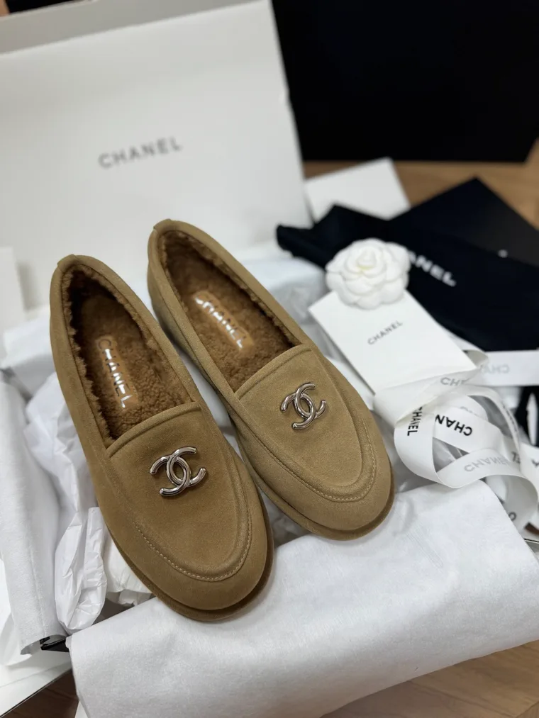 Chanel Бежевые замшевые лоферы с отделкой из овчины
