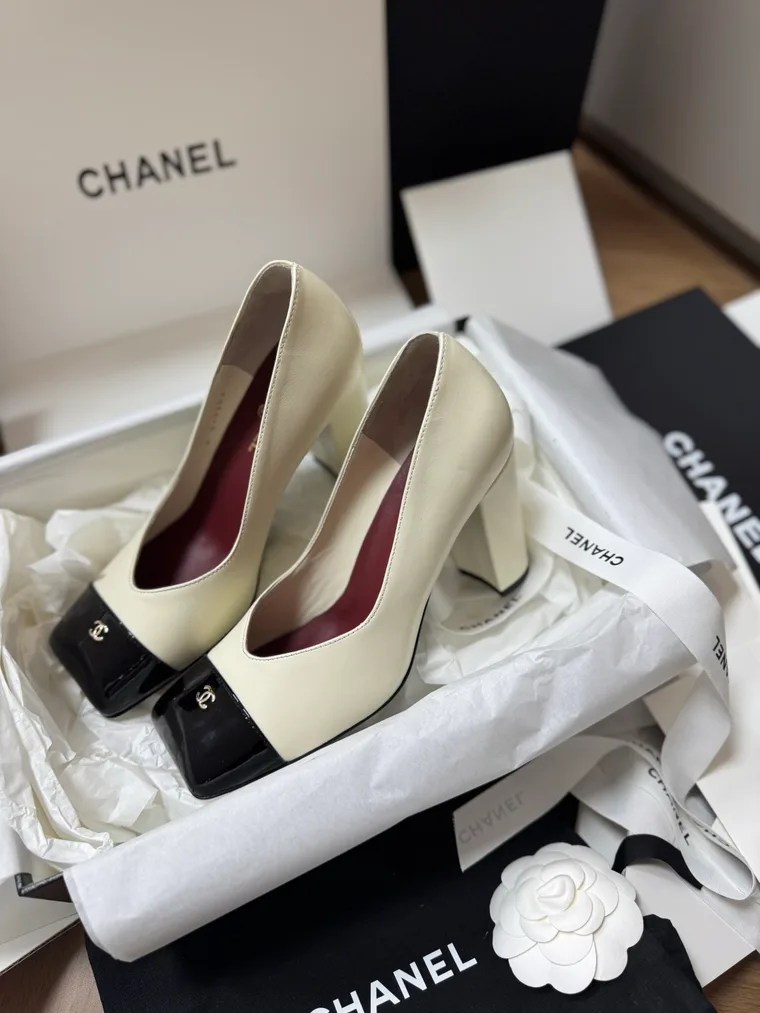 Chanel Бежевые кожаные туфли на устойчивом каблуке с чёрным мыском