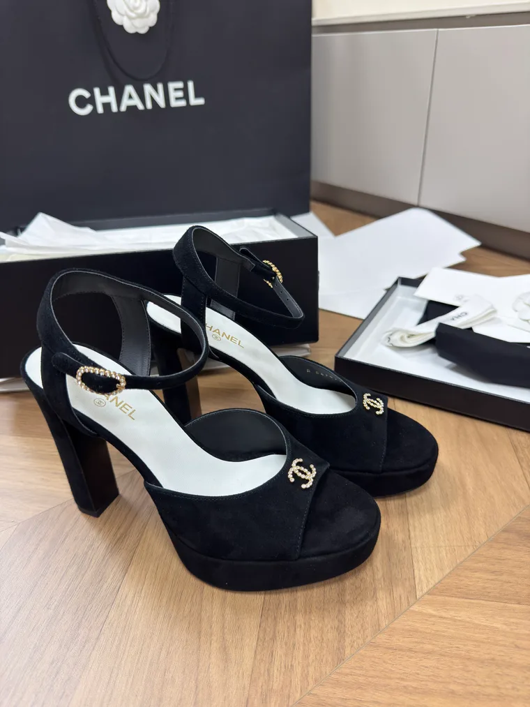Chanel Чёрные замшевые босоножки на платформе с логотипом CC