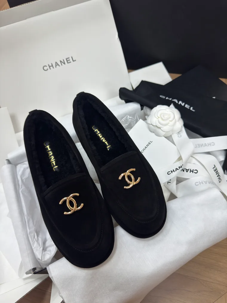 Chanel Чёрные замшевые лоферы с овчиной и логотипом CC