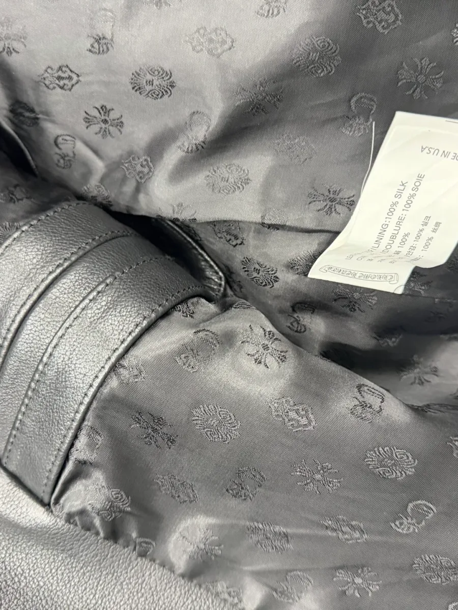 Внутренний ярлык с информацией о производстве кожаной куртки Chrome Hearts