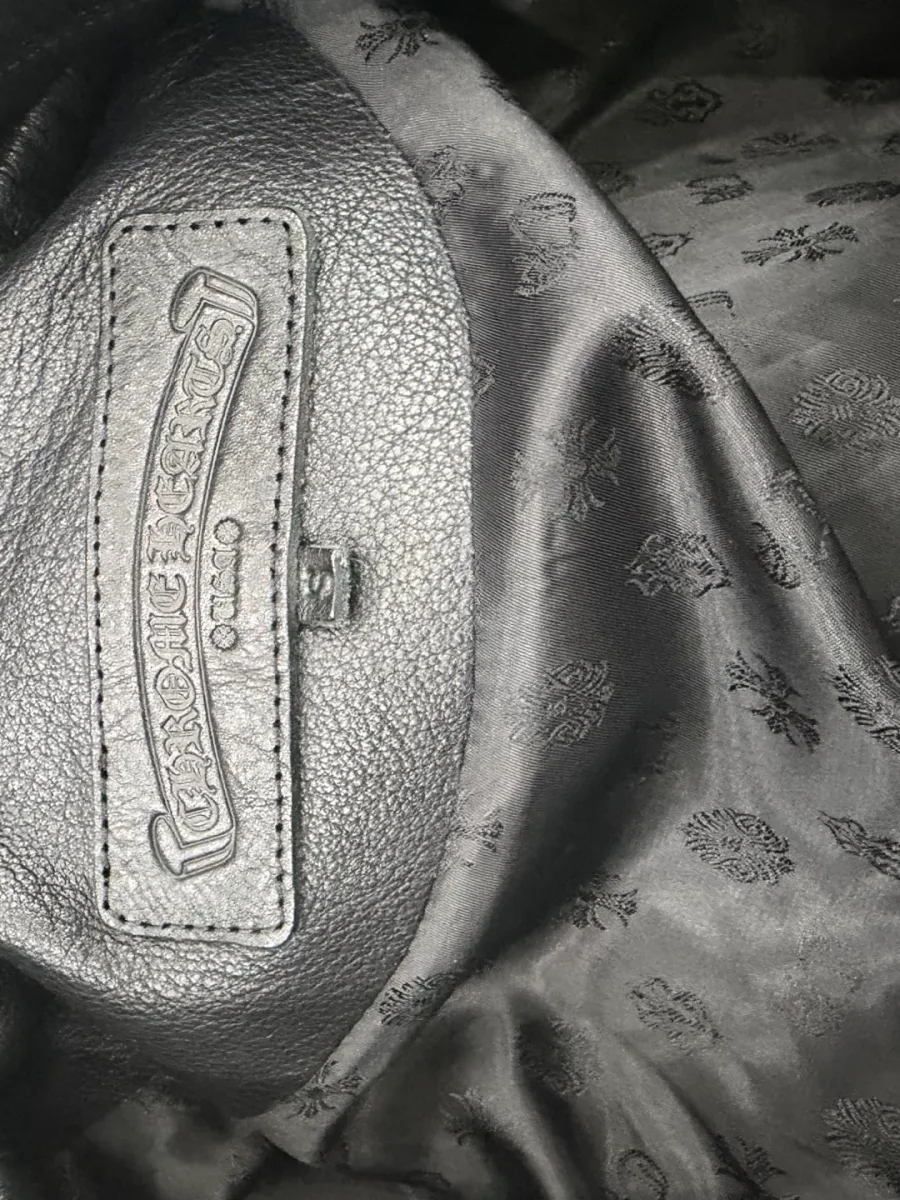 Внутренний кожаный патч с тиснением Chrome Hearts