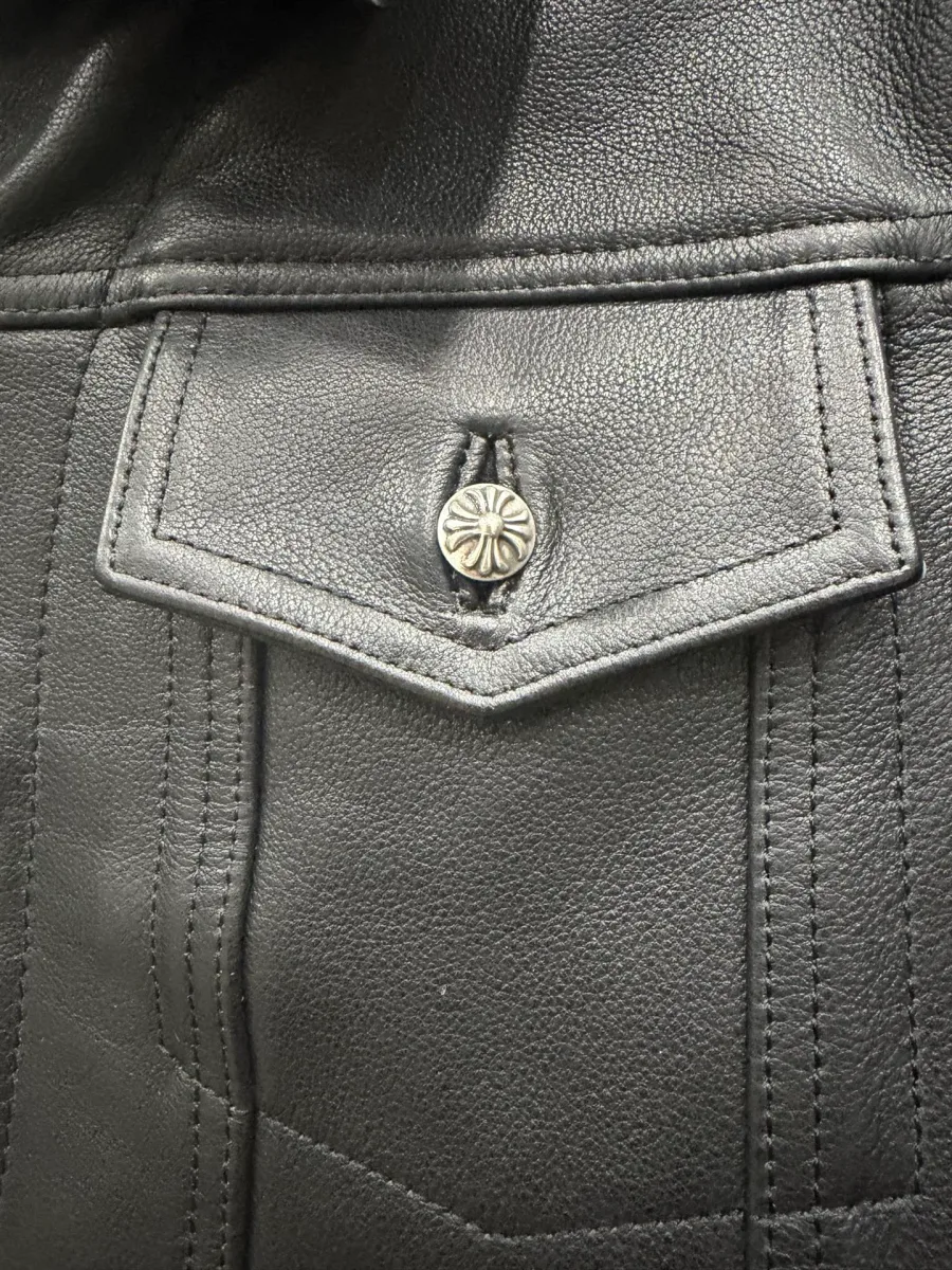 Деталь кармана кожаной куртки Chrome Hearts Type III с фирменной пуговицей