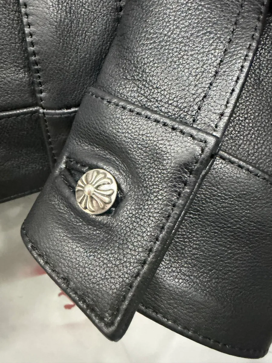 Деталь манжета кожаной куртки Chrome Hearts Type III с фирменной пуговицей