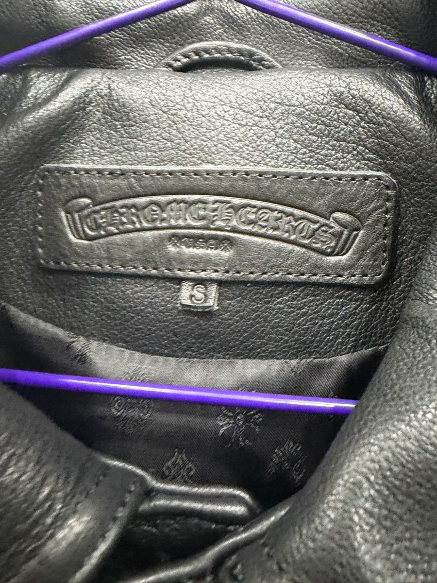 Внутренний кожаный патч с логотипом Chrome Hearts и указанием размера S