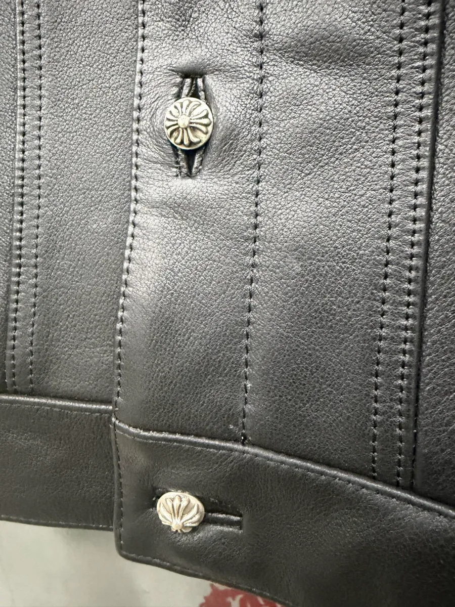 Деталь застежки и подола кожаной куртки Chrome Hearts Type III