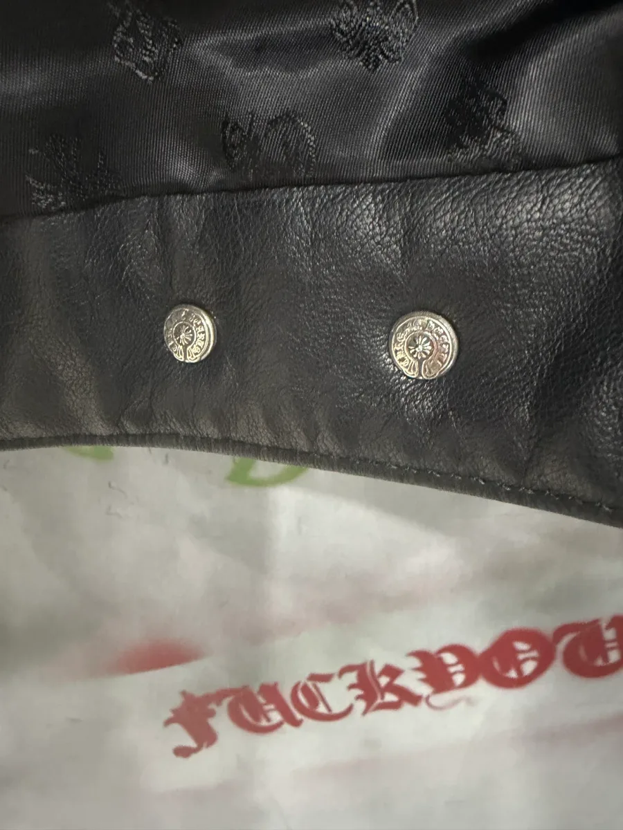 Внутренняя подкладка кожаной куртки Chrome Hearts с фирменным узором
