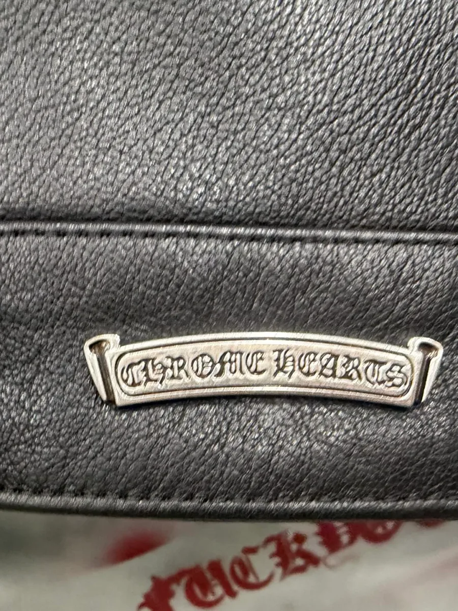Металлическая пластина с логотипом Chrome Hearts на задней части куртки