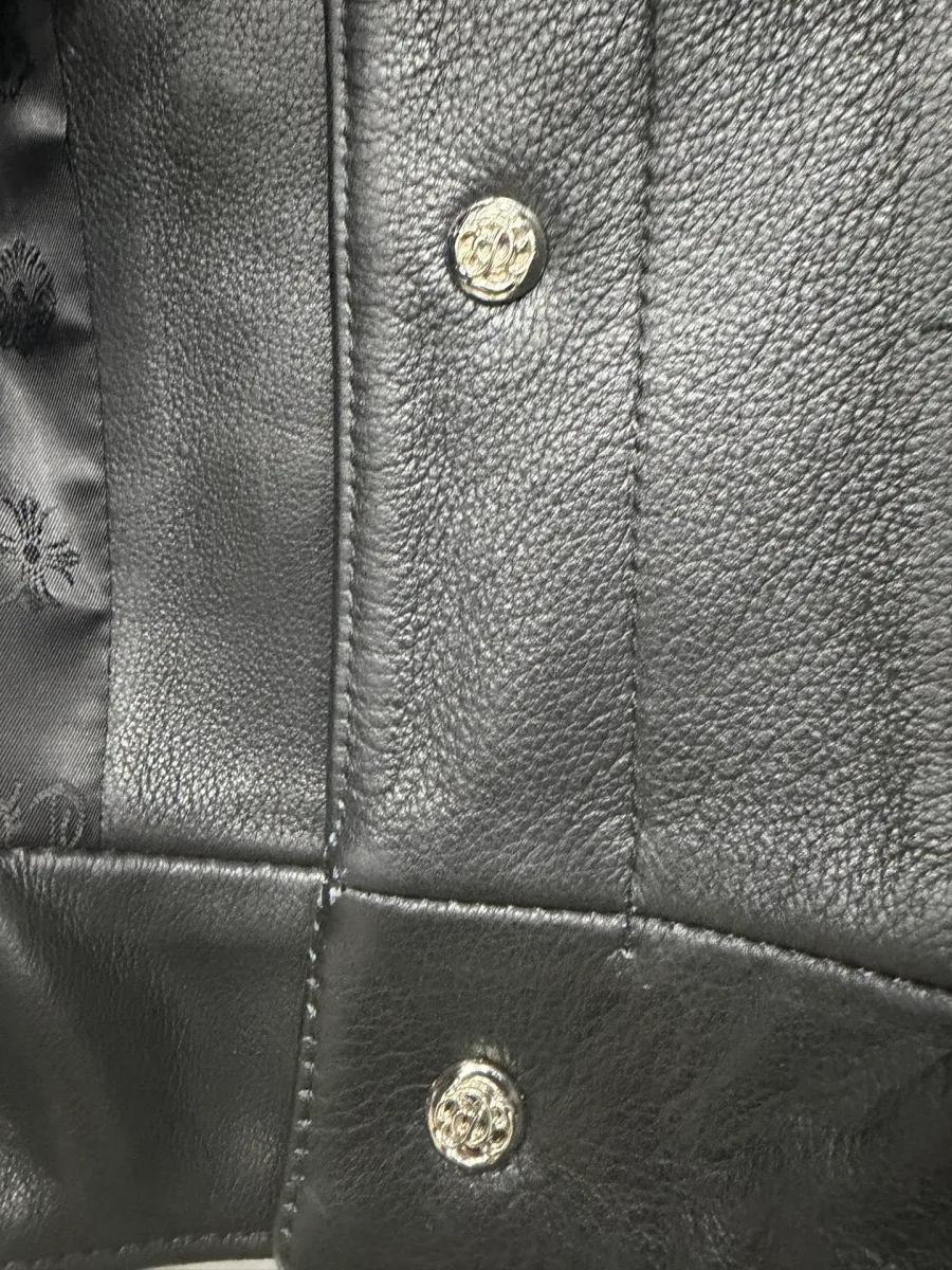 Деталь металлических пуговиц на кожаной куртке Chrome Hearts