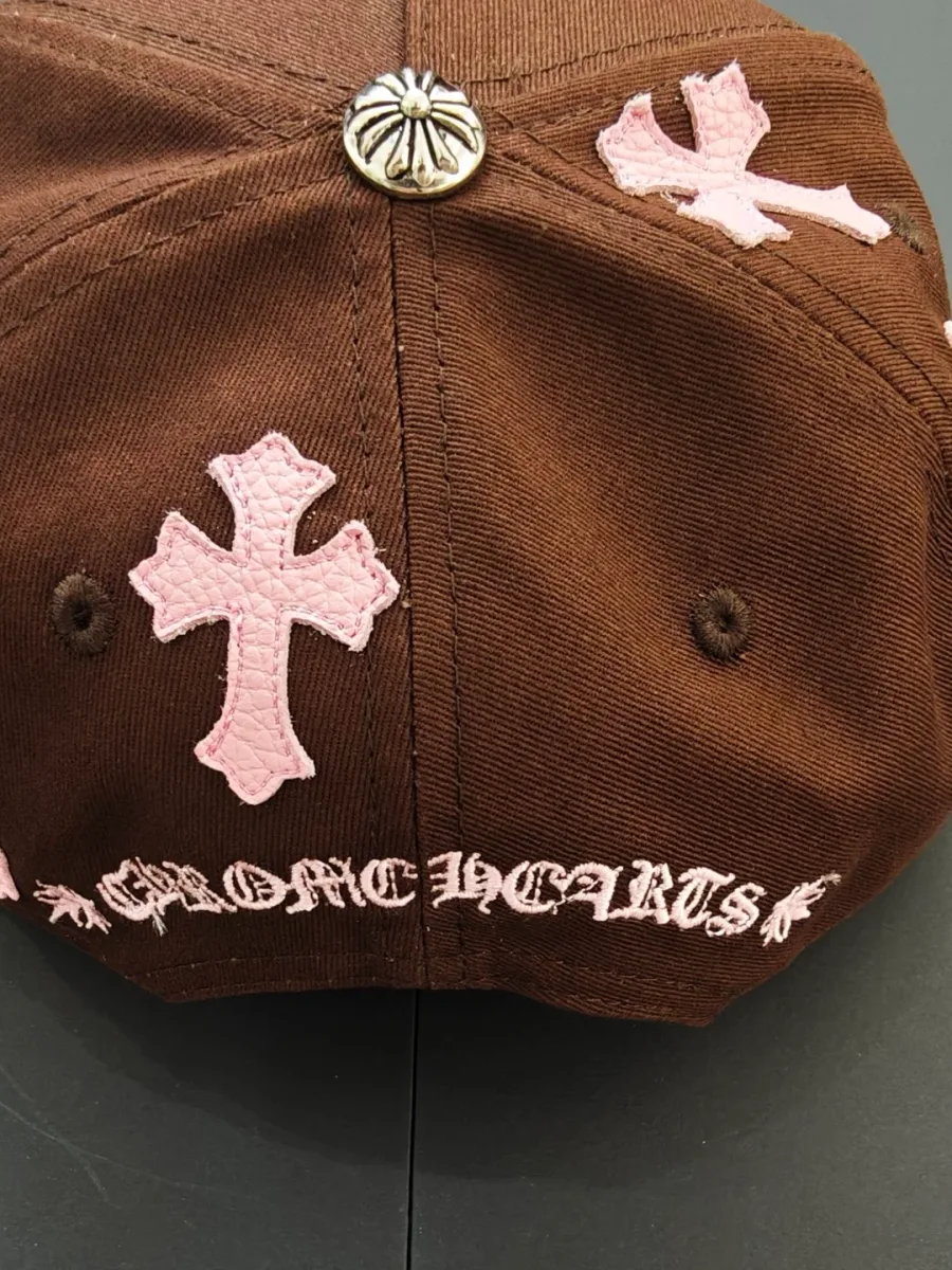 Вид сзади коричневой бейсболки Chrome Hearts с нашивками-крестами