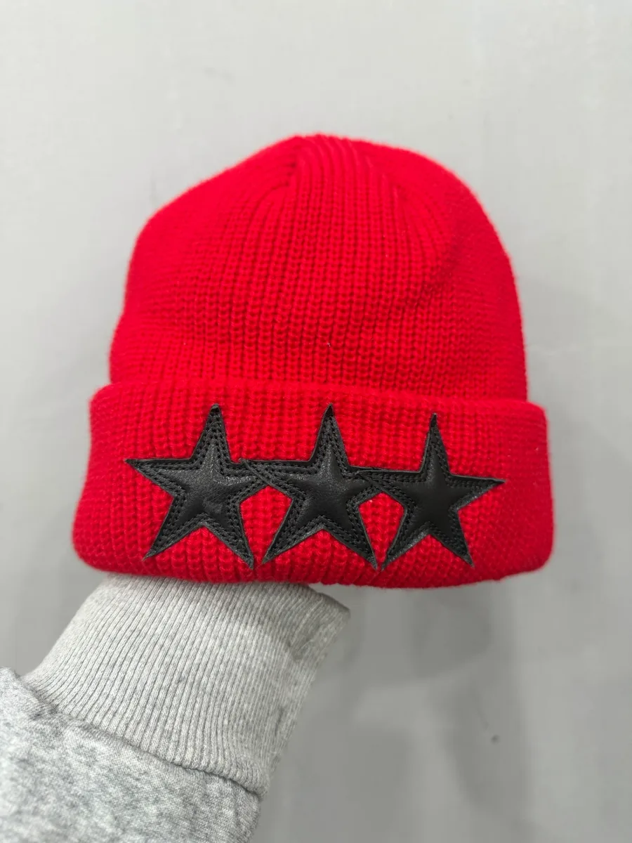 Красная вязаная шапка-бини Chrome Hearts с кожаными нашивками в виде звезд