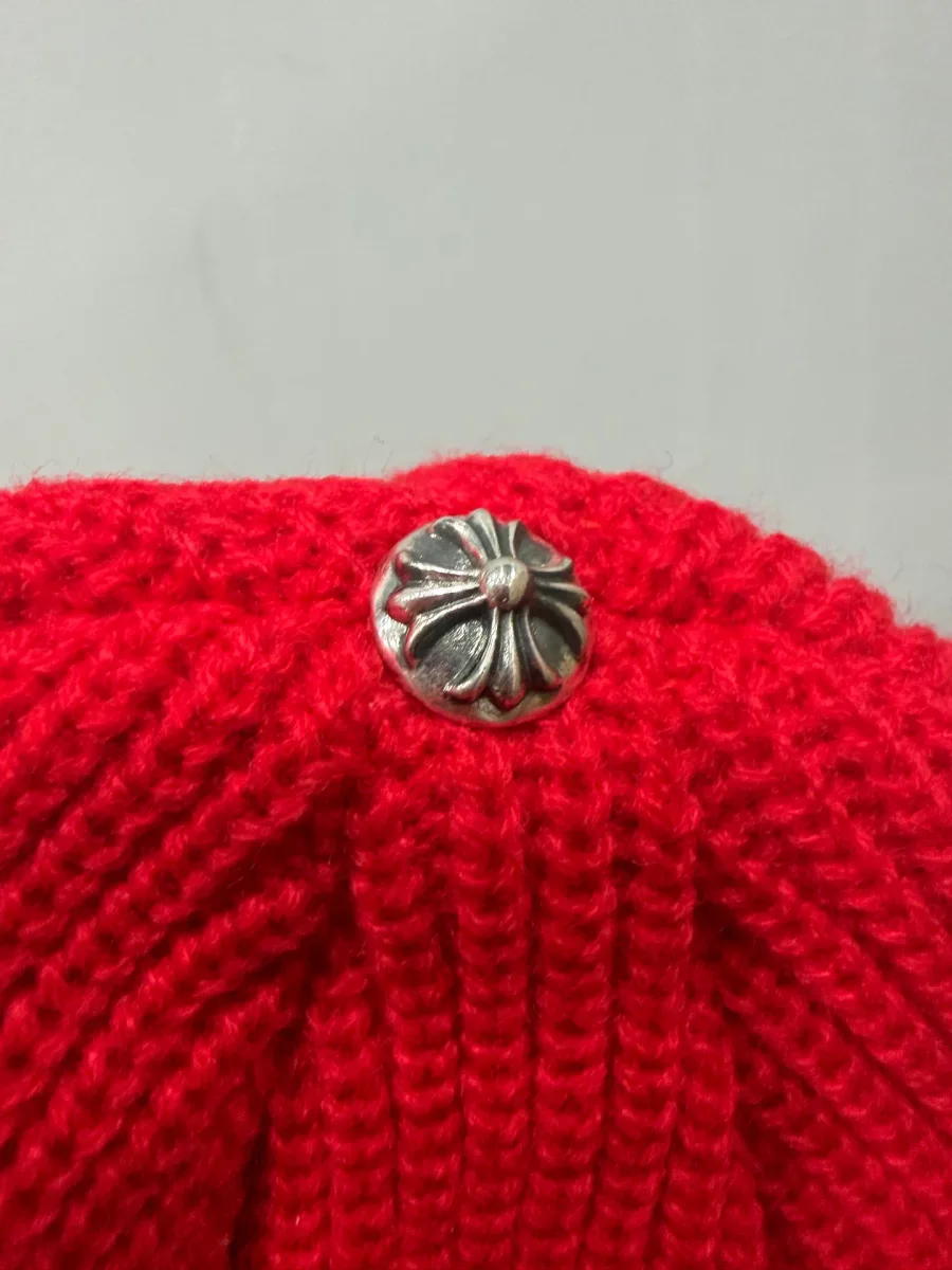 Серебряная заклепка в виде креста Chrome Hearts на макушке красной шапки