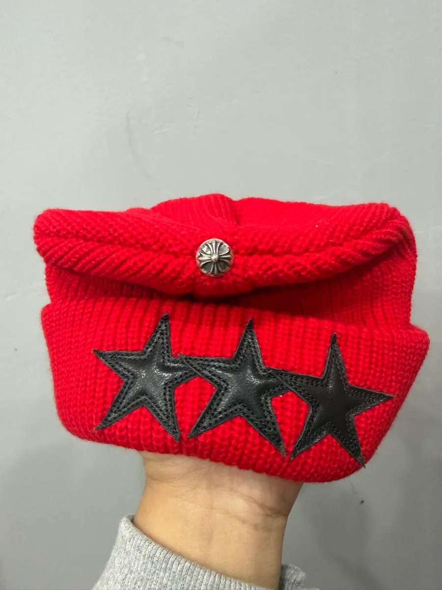 Красная шапка-бини Chrome Hearts с кожаными звездами и серебряной деталью