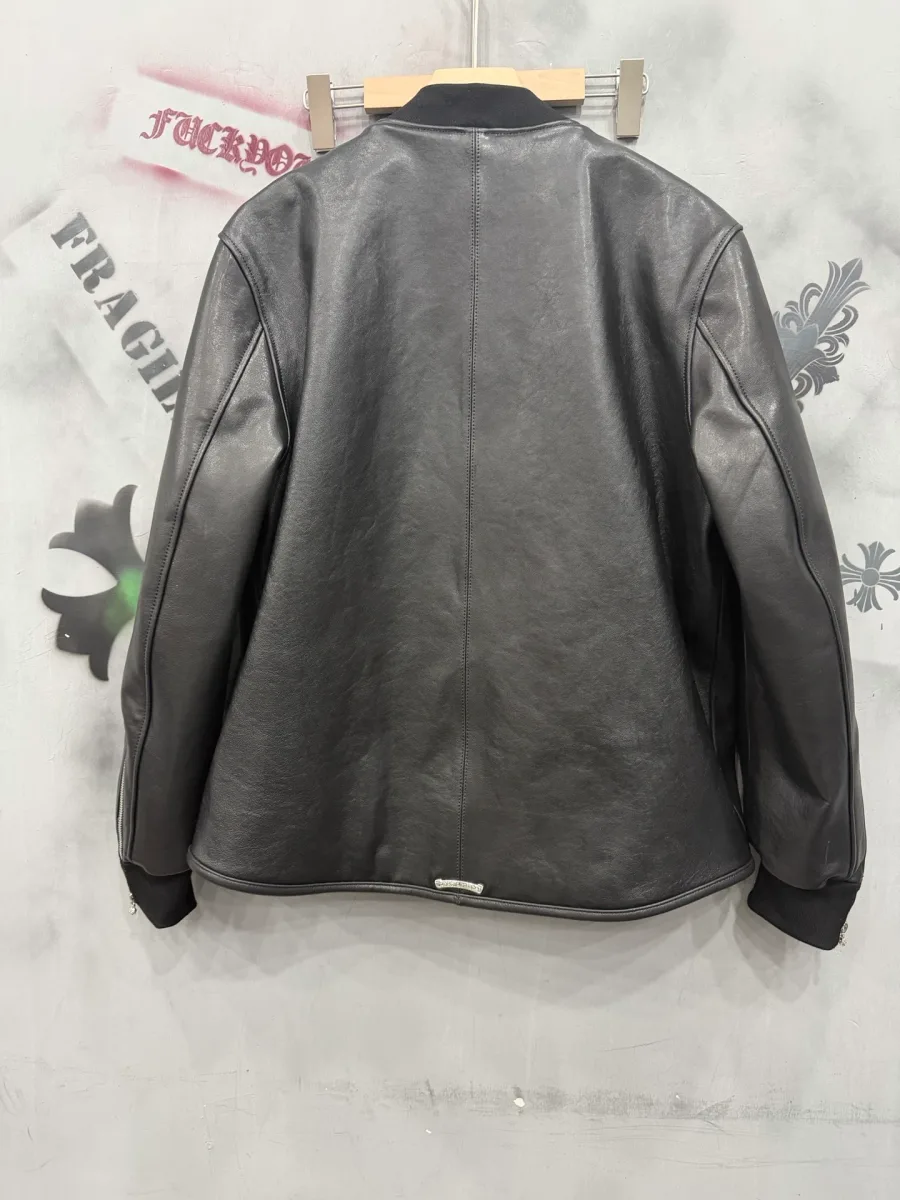 Кожаная куртка-бомбер Chrome Hearts черного цвета, вид сзади