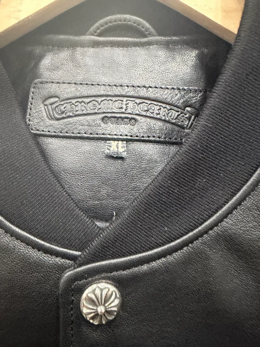 Кожаный ярлык с тиснением Chrome Hearts на воротнике куртки