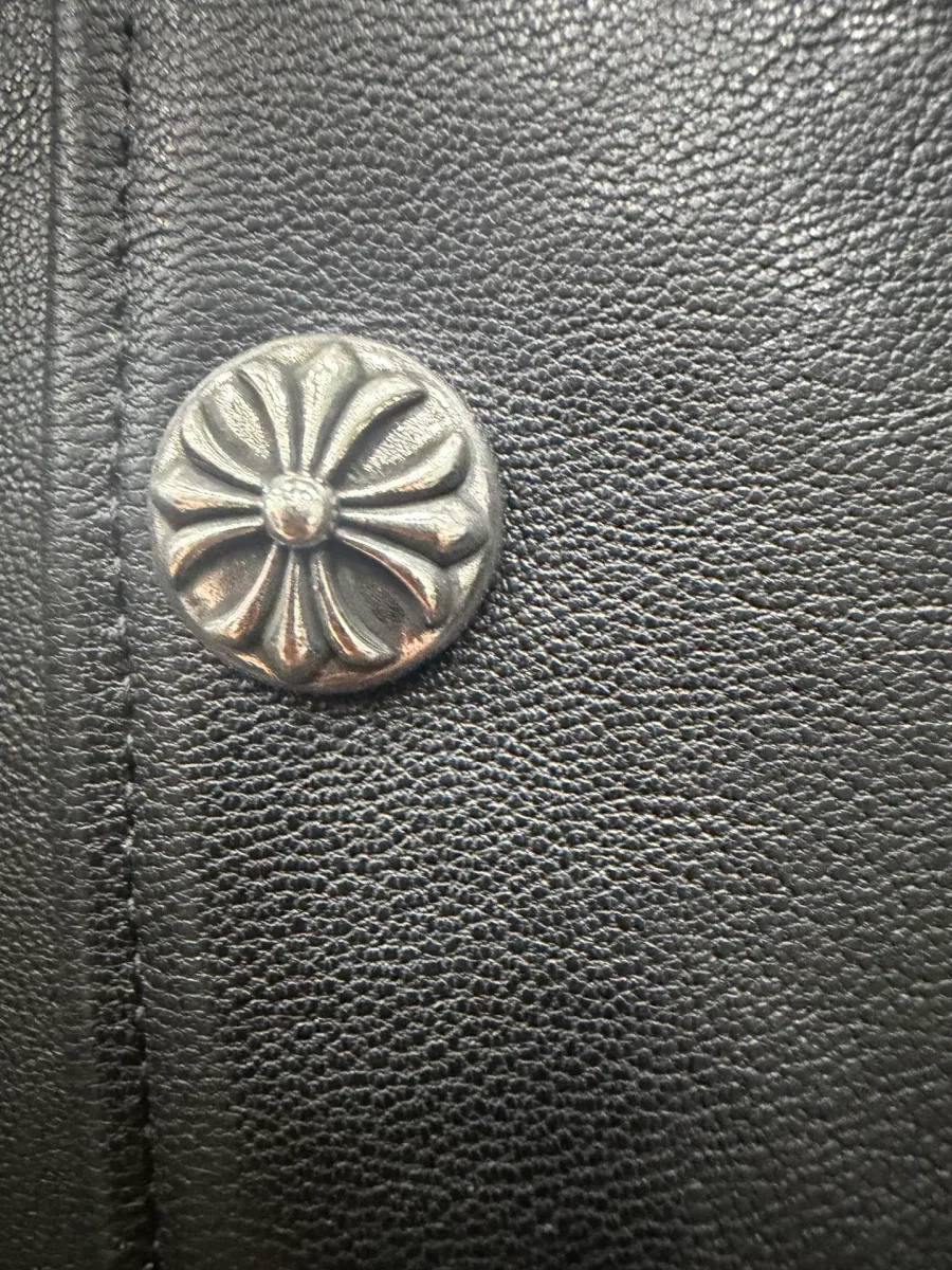 Металлическая кнопка с фирменным крестом Chrome Hearts