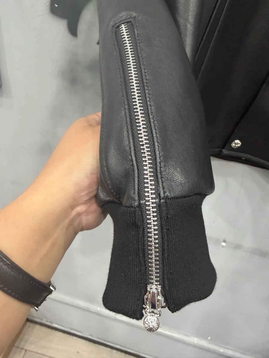 Рукав кожаной куртки Chrome Hearts с молнией на манжете