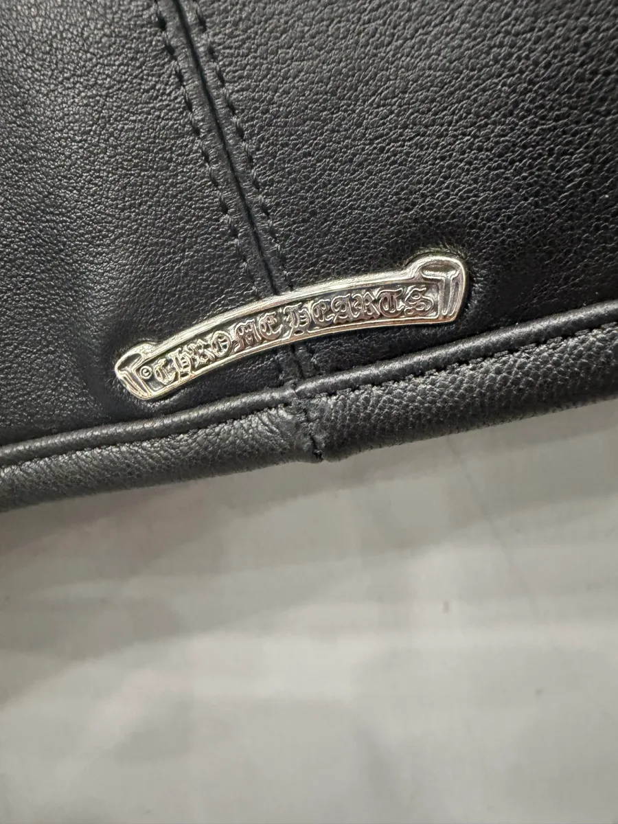 Металлическая пластина с логотипом Chrome Hearts на подоле куртки