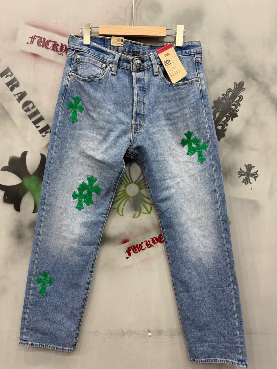 Голубые джинсы Chrome Hearts x Levi's Vintage 501 с зелеными нашивками-крестами, вид спереди